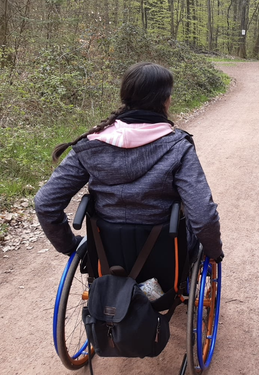 mit Rollstuhl im Wald