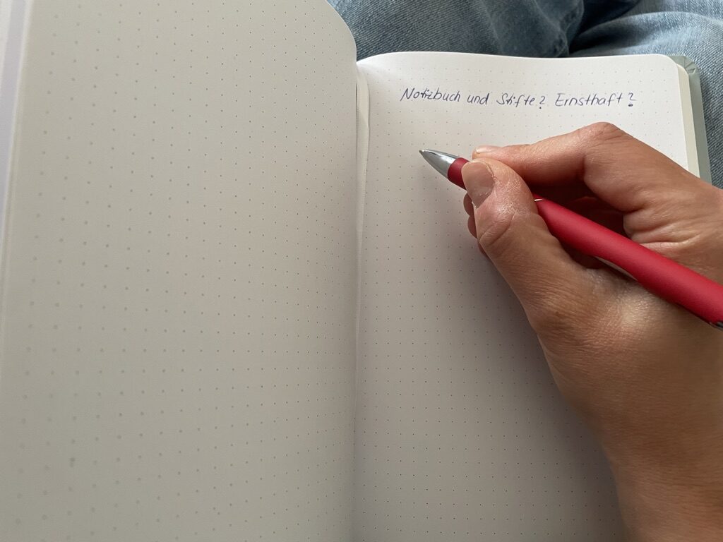 Notizbuch und Stift
