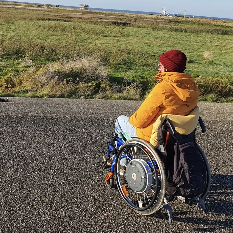 Rosalie im Rollstuhl
mit einer chronischen Erkrankung