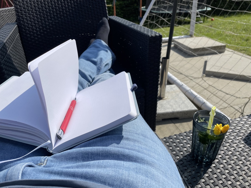 schreibe ins Notizbuch
