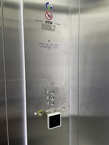 Mitleid im Fahrstuhl