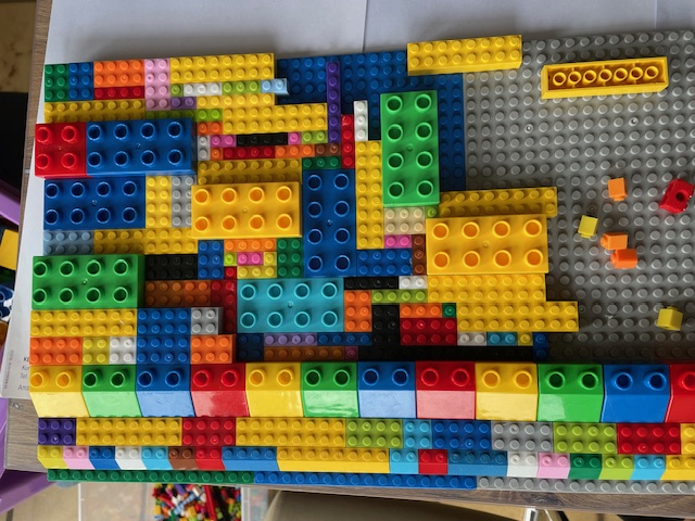 Rampe mit Duplo-Steinen